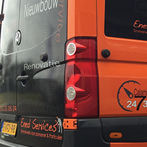 Vw Crafter Zijaanzicht van een oranje en zwarte bestelwagen van Ened Services.