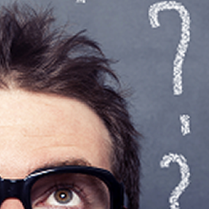 Waarom kiezen voor Ened services Man met een vragende blik en bril, kijkend naar een muur met vraagtekens.